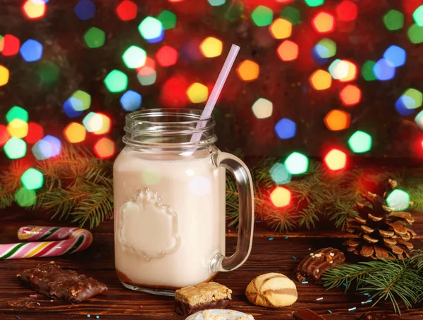 ミルク、シナモン、キャンディー、ストローチューブのホットココアのグラスカップ — ストック写真