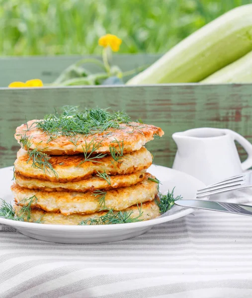 Delicious pancakes from courgettes and fresh vegetables with sour cream and dill — Stock Photo, Image