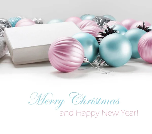 Hermosa caja de regalo y bolas de Navidad azul y rosa —  Fotos de Stock