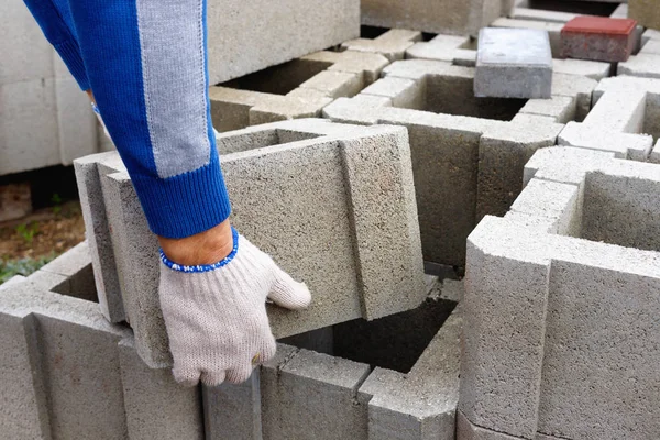 Trabajador carga bloques de cemento de cemento para la construcción —  Fotos de Stock