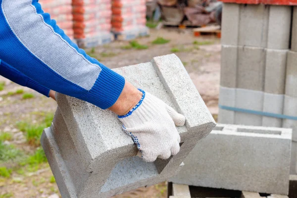 Trabajador carga bloques de cemento de cemento para la construcción — Foto de Stock