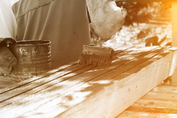 Trabajador masculino en guante viejo está pintando las tablas de la cerca —  Fotos de Stock