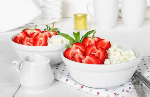 White bowl with fresh red ripe strawberries and natural cottage — Stock Photo, Image