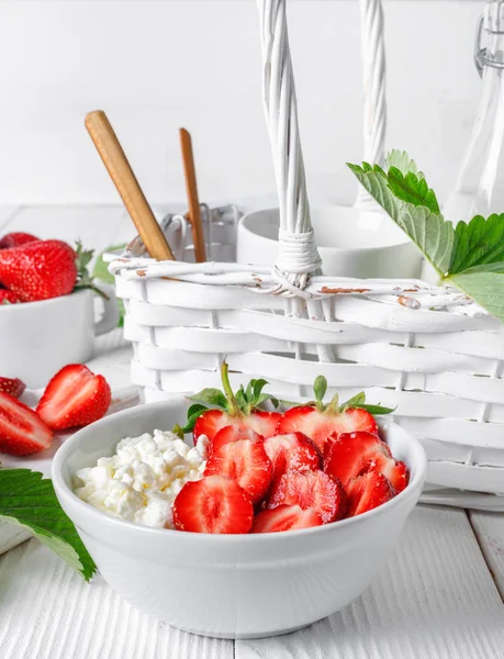 White bowl with fresh red ripe strawberries and natural cottage — Stock Photo, Image