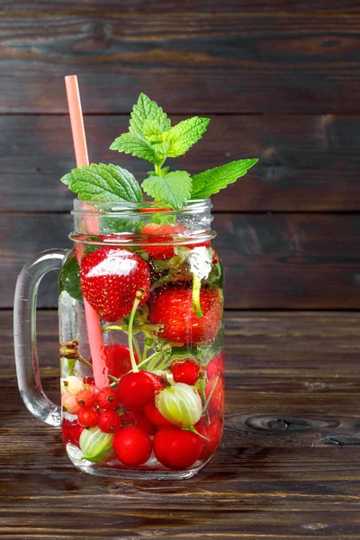 Bevanda fresca fresca di ciliegia succosa matura, fragola, ribes e g — Foto Stock