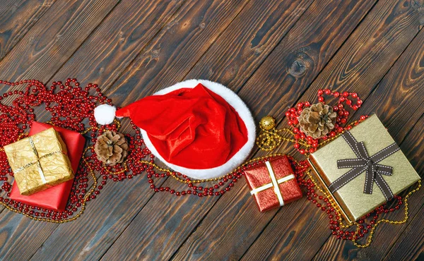 Scatole regalo con perline, giocattoli e cappello di Babbo Natale — Foto Stock