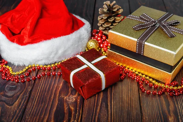 Geschenkdozen met kralen, speelgoed en Santa Claus hoed — Stockfoto