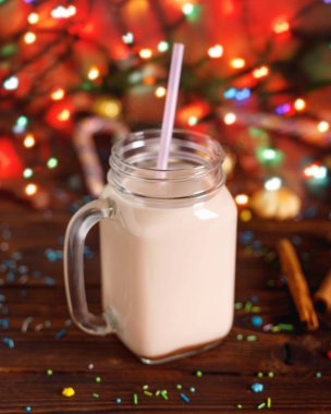 Süt, tarçın ve saman tüpü ile sıcak kakao cam bardak 