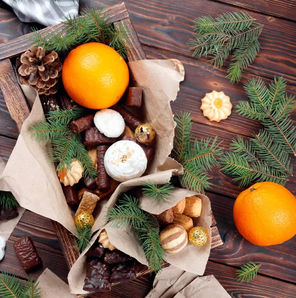 Deliziosi dolci, cioccolatini, biscotti e arance per regali in — Foto Stock