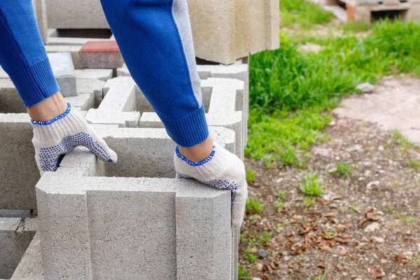 Werknemer laadt Cinder blokken uit cement slurry voor de bouw — Stockfoto