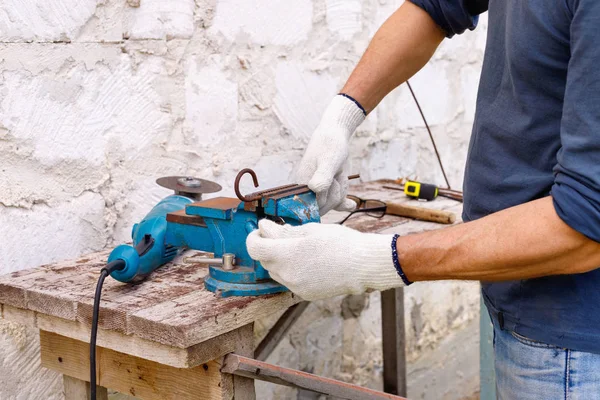 Trabajador hace reparaciones con herramientas eléctricas martillo y alicates en el patio trasero — Foto de Stock