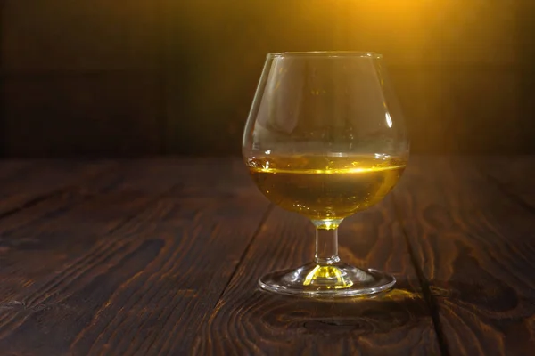 Vaso de whisky o brandy sobre mesa de madera — Foto de Stock