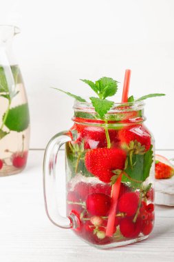 Olgun sulu kiraz, çilek, kuş üzümü ve g taze serin içecek