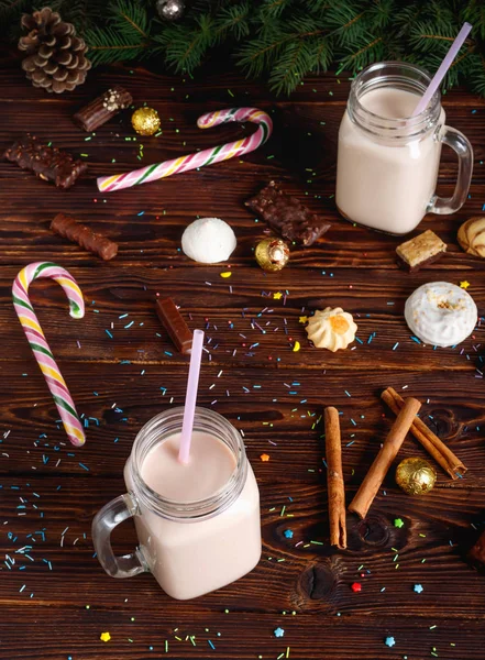 ミルク、シナモン、キャンディー、ストローチューブを入れたホットココア2杯 — ストック写真