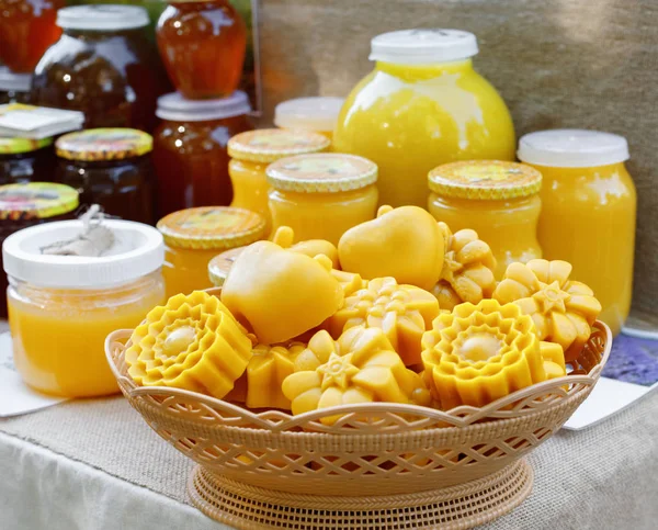 Venta de miel en el mercado callejero de alimentos durante el festival agrícola . — Foto de Stock