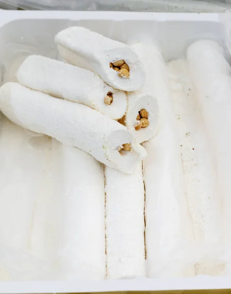 Surtido de deliciosos caramelos de mermelada de jalea para la venta en el mostrador de tienda, mercado, cafetería . —  Fotos de Stock