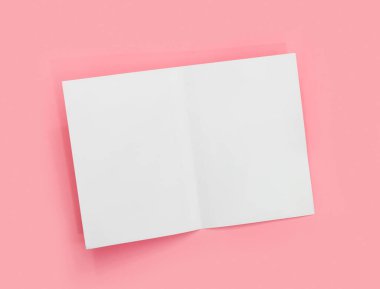 Pembe arka plandaki yazı için boş beyaz kağıt sayfası. Sunum şablonu Biçimi. 