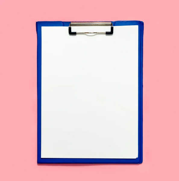 ピンクの背景にテキストのための空の白い紙シート 発表フォーム — ストック写真