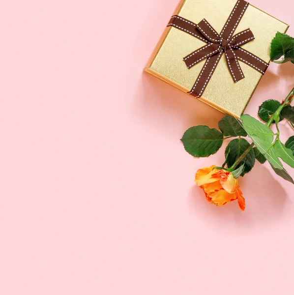 Vackra Gula Rosor Med Gyllene Presentask Och Båge Delikat Rosa — Stockfoto
