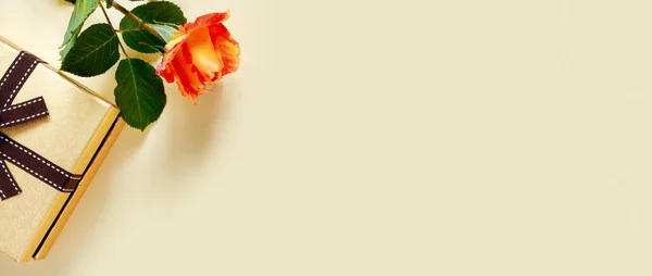 Belle Rose Gialle Con Scatola Regalo Oro Fiocco Delicato Sfondo — Foto Stock