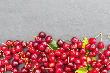 Kaya gibi gri tezgahta taze kiraz meyveleri.