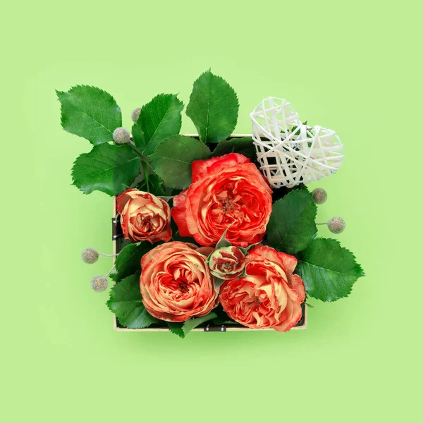 Красиві Червоні Троянди Плетеною Подарунковою Коробкою Сердечками Тонкому Зеленому Паперовому — стокове фото
