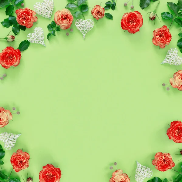 Красиві Червоні Троянди Плетеними Серцями Ніжний Зелений Паперовий Фон — стокове фото