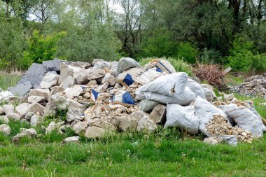 Ormandaki inşaat atıkları ve ev çöpleri. Çevre kirliliği..