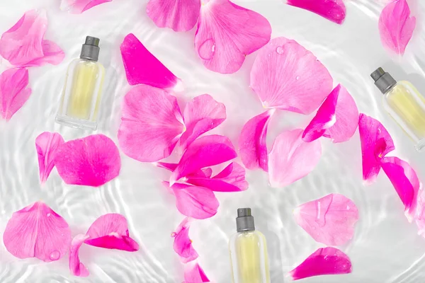 Una Bottiglia Profumo Onde Pure Acqua Fiori Delicati Petali Rosa — Foto Stock