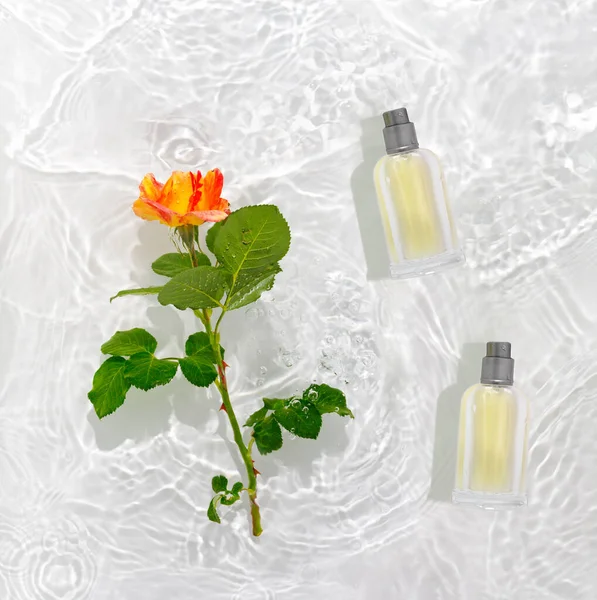 Butelka Perfum Czystej Wodzie Kwiaty Delikatne Płatki Róż Kroplami Płaskie — Zdjęcie stockowe