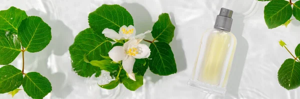 Una Bottiglia Profumo Onde Pure Acqua Fiori Delicati Petali Gelsomino — Foto Stock