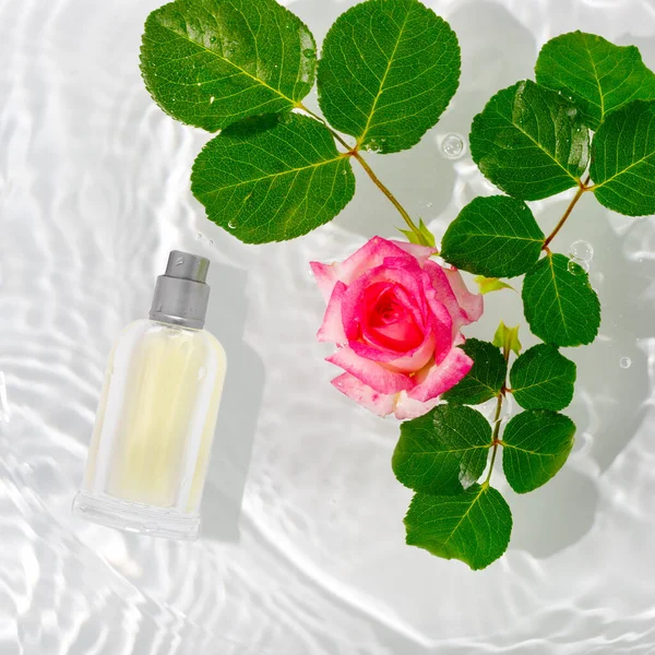 Una Bottiglia Profumo Onde Pure Acqua Fiori Delicati Petali Rosa — Foto Stock