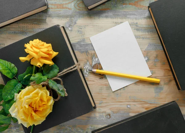 Bouquet Belle Rose Gialle Pila Libri Sfondo Legno Foglio Carta — Foto Stock