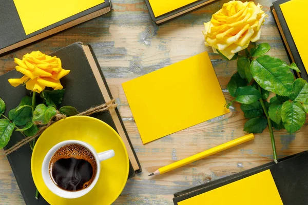 Ramo Hermosas Rosas Amarillas Con Pila Libros Antiguos Café Caliente — Foto de Stock