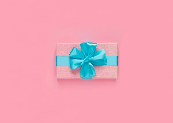 粉红礼品盒 蓝色蝴蝶结 纸背丝带 空白处 复制文本的空间 平面布局 顶视图概念 — 图库照片