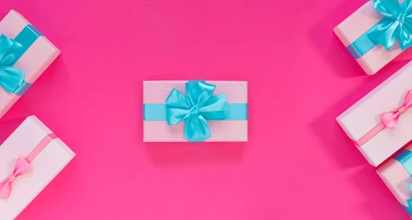 Set Bellissime Scatole Regalo Con Fiocchi Blu Sfondo Rosa Vendita — Foto Stock