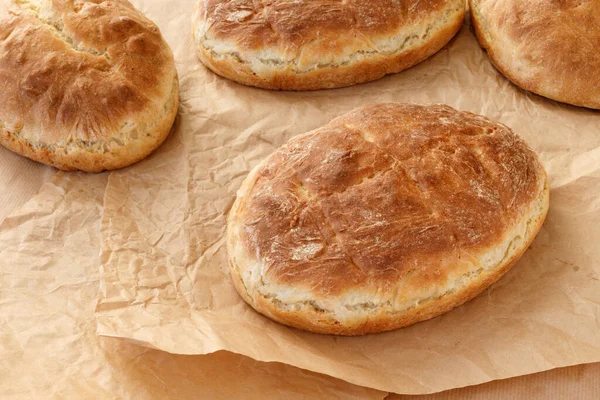 Tahta masada taze ev yapımı buğday ekmeği. Düz konum, üst görünüm, uzay konseptini kopyala.