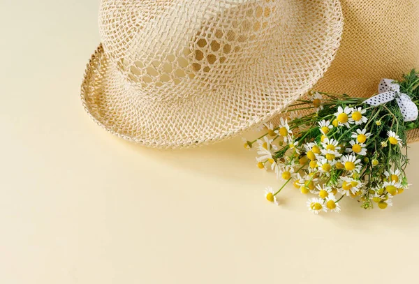 美丽的草帽与一束雏菊在沙滩阳光灿烂的日子 大自然夏季背景 — 图库照片
