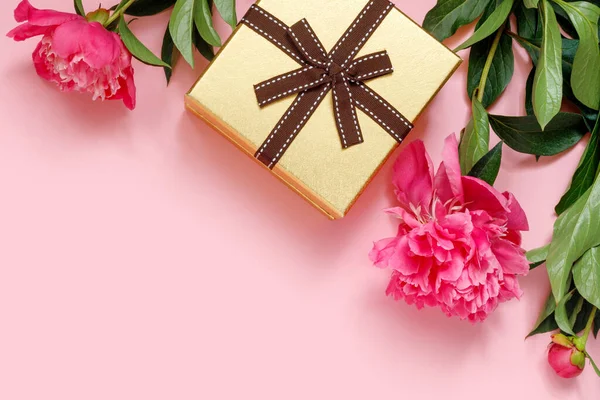 Χρυσό Εορταστικό Κουτί Φιόγκο Και Μπουκέτο Από Όμορφες Παιώνιες Ροζ — Φωτογραφία Αρχείου