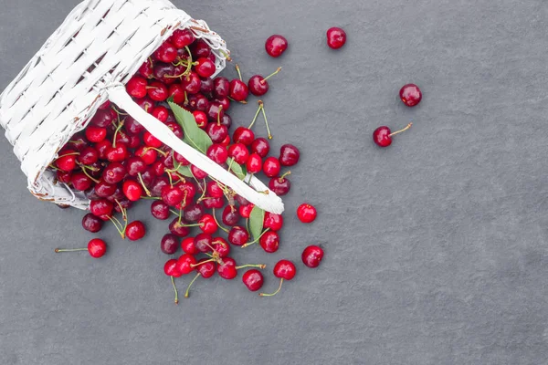 Frische Ernte Von Kirschbeeren Auf Der Arbeitsplatte Aus Grauem Stein — Stockfoto