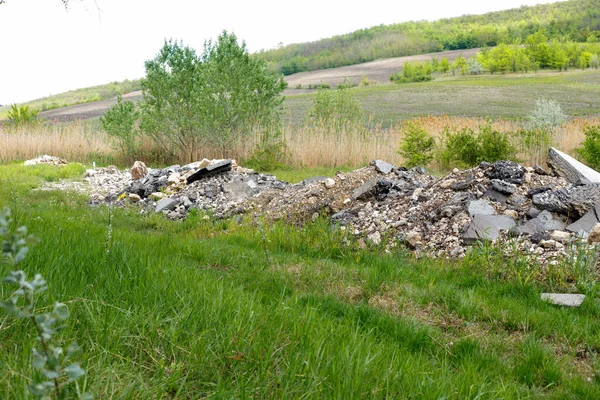 Montón Escombros Residuos Construcción Cerca Del Bosque Joven Verano — Foto de Stock