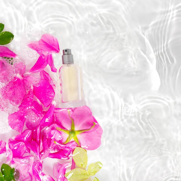 Una Bottiglia Profumo Onde Pure Acqua Fiori Delicati Petali Rosa — Foto Stock