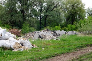 Ormandaki inşaat atıkları ve ev çöpleri. Çevre kirliliği..