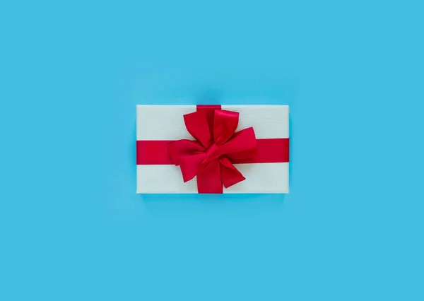 Ροζ Κουτί Δώρου Κόκκινο Φιόγκο Και Κορδέλα Μπλε Χάρτινο Φόντο — Φωτογραφία Αρχείου