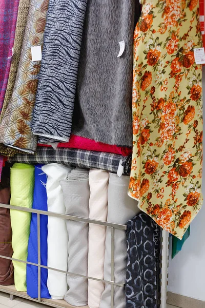 纺织品商店销售的各种五彩缤纷的织物 — 图库照片