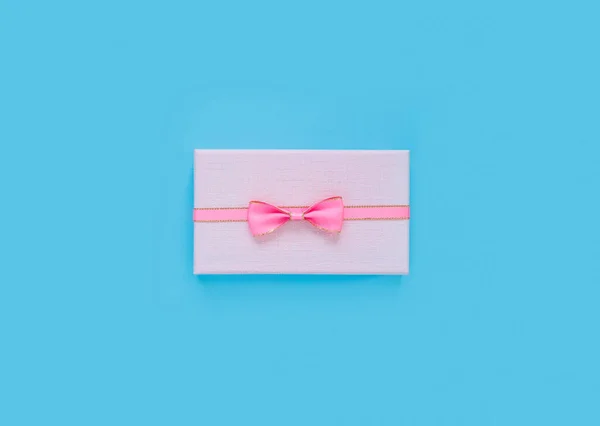 Розовая Подарочная Коробка Бантом Лентой Синем Бумажном Фоне Пустым Местом — стоковое фото