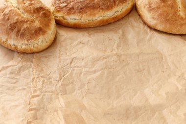 Tahta masada taze ev yapımı buğday ekmeği. Düz konum, üst görünüm, uzay konseptini kopyala.