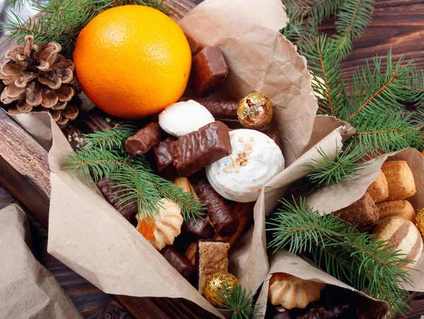 Leckere Süßigkeiten Pralinen Plätzchen Und Orangen Für Geschenke Holzkiste Auf — Stockfoto