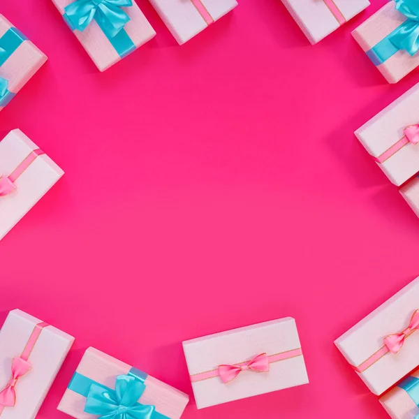 Set Bellissime Scatole Regalo Con Fiocchi Blu Sfondo Rosa Vendita — Foto Stock