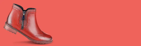 ブラウンバックグランド上の美しいファッショナブルな快適な茶色の革の靴 — ストック写真